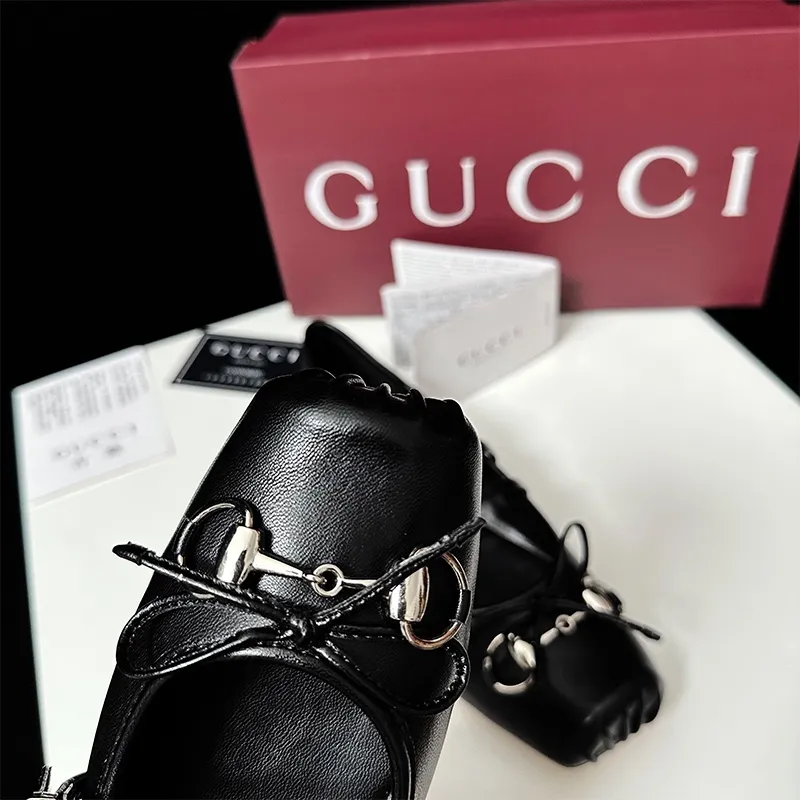 👟👟Ex-factory price 520👟👟 Women's clothing 2025 Gucci Gucci cheating Mary Jane is here, Sabato's first hot style is here!  25 The latest horsebit buckle shows the Mary Jane French retro feel. It is so charming and charming at first sight. It shows whiteness and elegance~ No matter it is paired with a skirt, it still has a feminine touch~ The ballet shoes can also increase the height of the legs when walking steadily. It continues the essence of elegance and conveys the hot love~ Double diamond buckle. Everyone can't put it down. Meet everyone's needs. Vivi's always beautiful and moving soft leather with classic and generous buckle easily presents a summer romantic style, hiding a full red heart, and overflowing with passion every step of the way. Material: Imported original silk💰/Imported cowhide Lining: Imported sheepskin Hardware: Original molded horsebit Sole: Original leather outsole Size: #35-41 (40 41 customized)